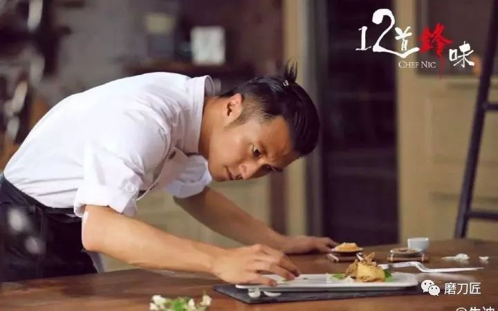 留意到厨师们都会随身携带一整套刀具,就如谢霆锋在拍摄十二道锋味时