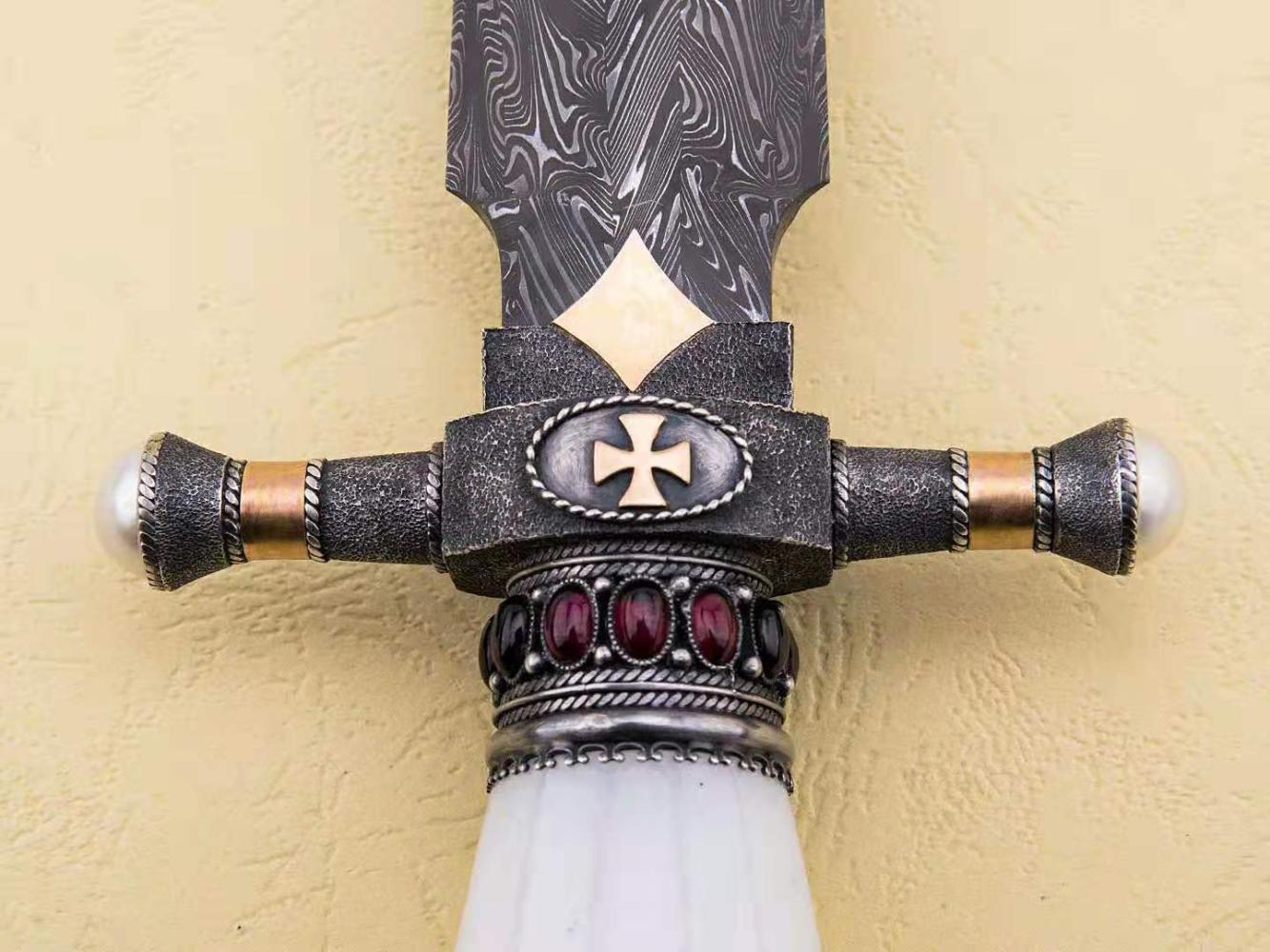 迄今为止尺寸最大的短剑作品--月光骑士短剑__凤凰网