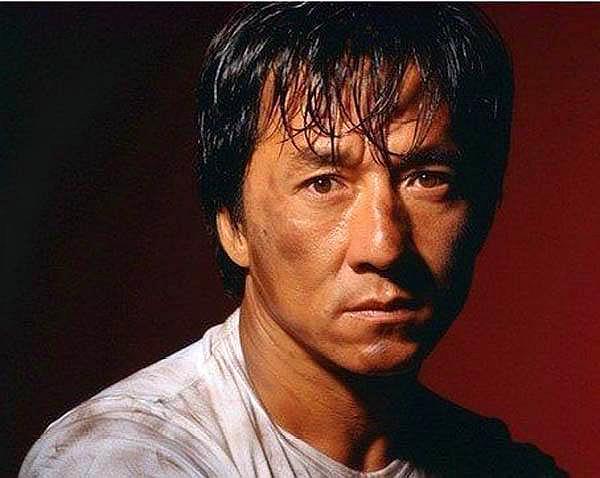 但仍然鼓励儿子房祖名重新来过",成龙在结尾还说一句"就是美国大学没