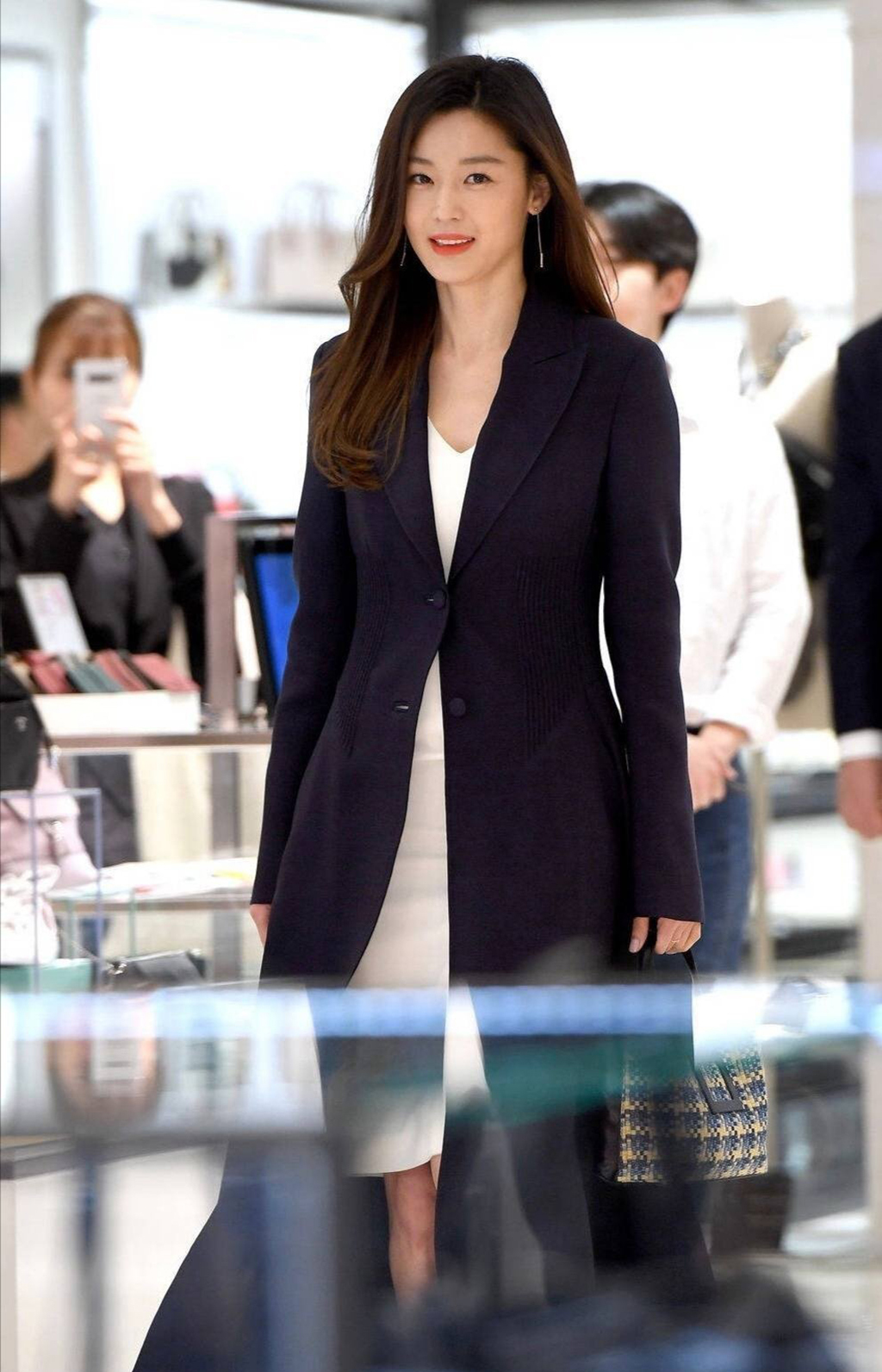 全智贤把普通工作服穿出了晚礼服的效果,走出走红毯一样的气场!