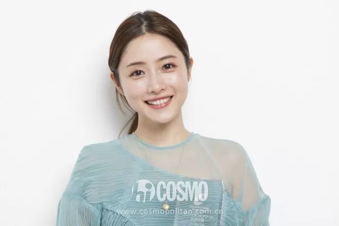 十元是较细的柳叶眉,弱化眉峰,一点点弯弯的弧度看起来很温柔,眉毛