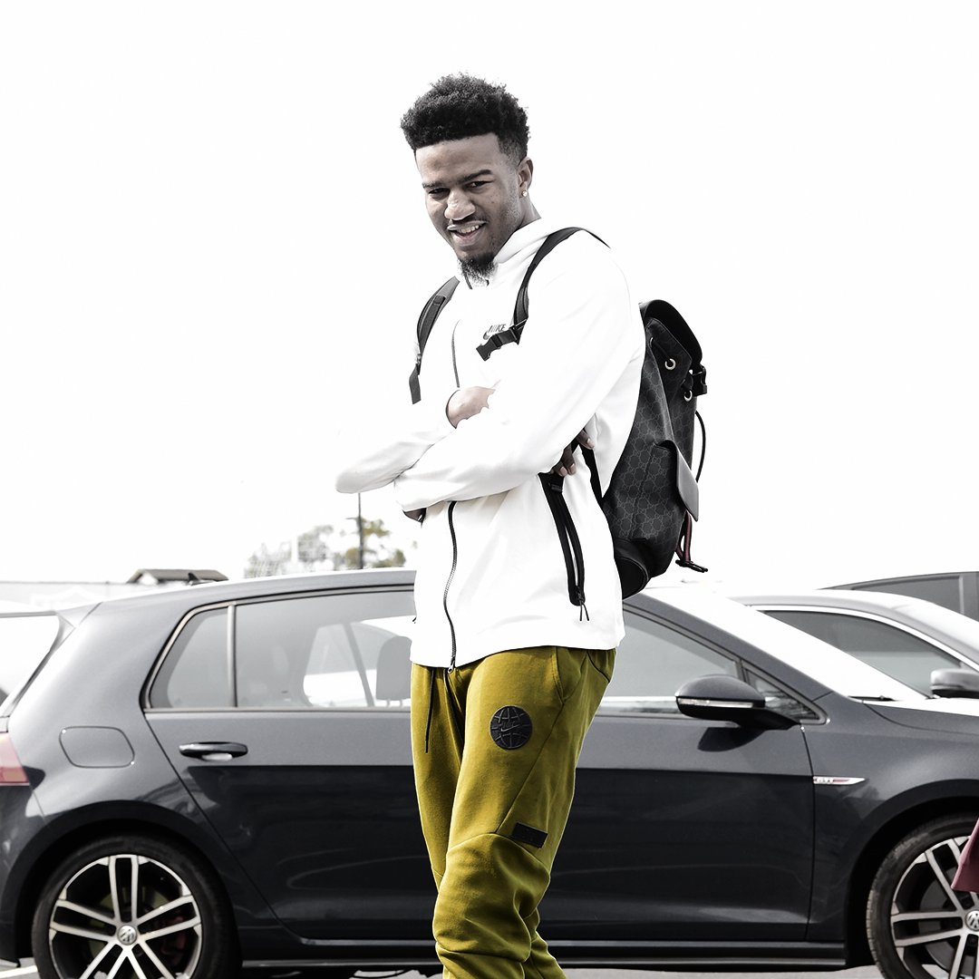 勇士众将抵达比赛场馆杜兰特身着黑色连帽衫出镜