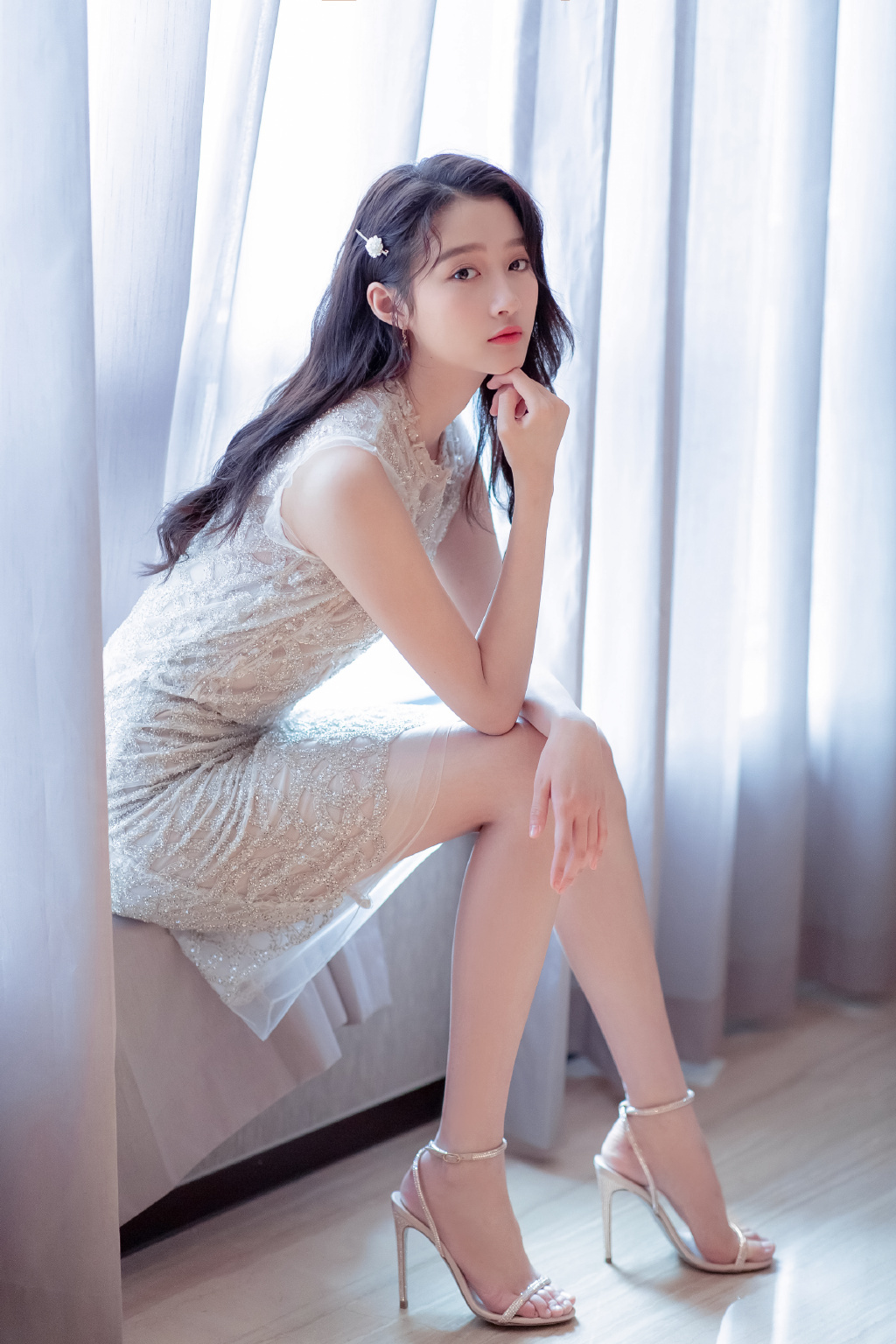 张嘉倪,关晓彤同穿短裙秀舞姿,成熟风情的关晓彤,get到她的美!