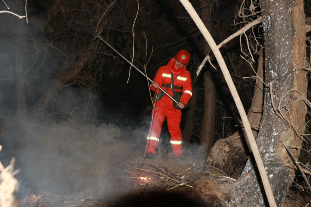 "火情就是命令" 武警晋城支队组织200余名官兵 携带灭火装备火速赶往