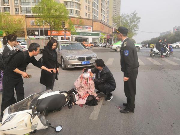 鄭州一騎電動車女子被右拐寶馬車撞倒在地