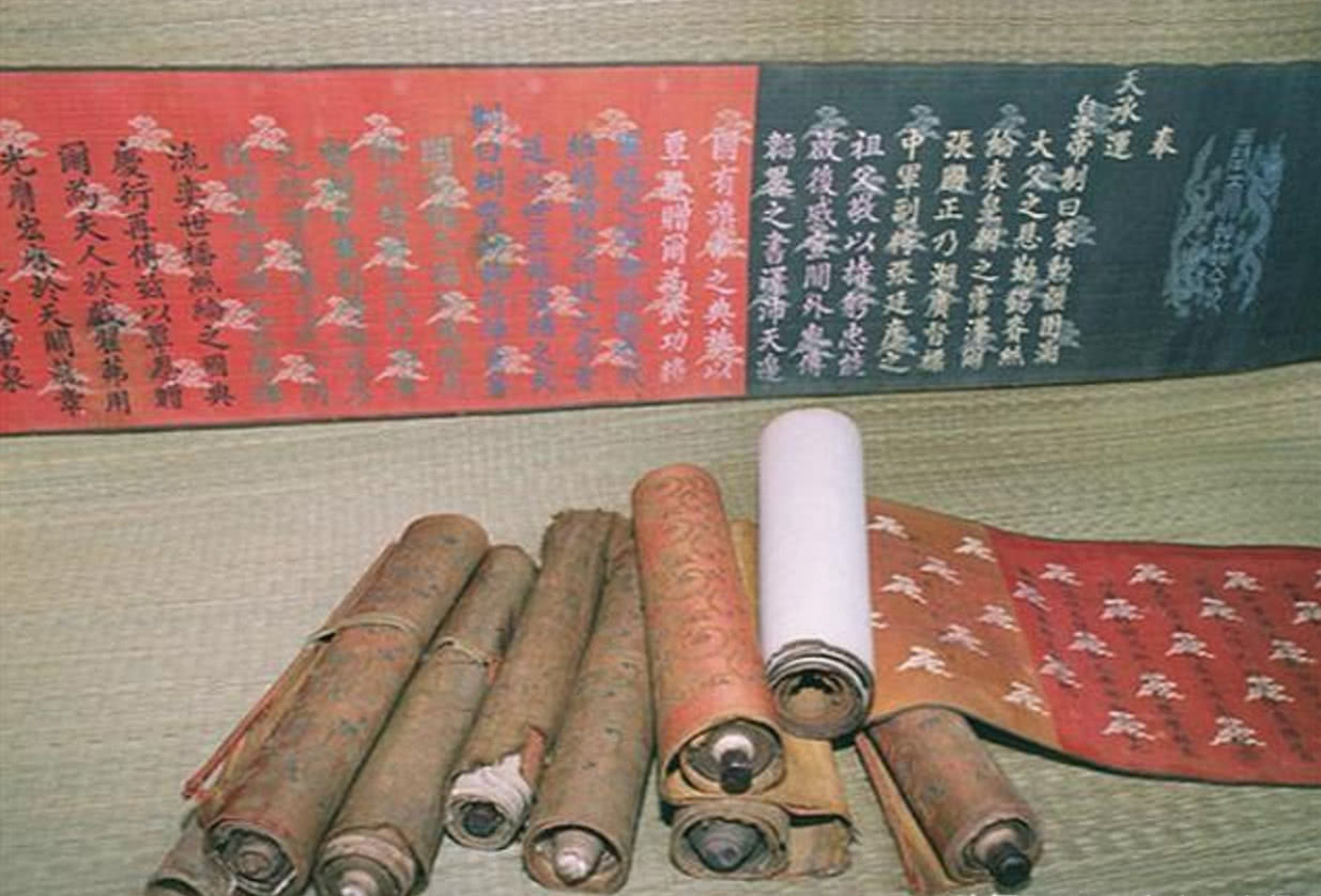 陕西老农家传9道圣旨,听专家建议送外展出,结果2道圣旨失踪__凤凰网