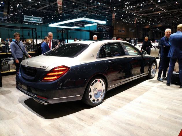 这辆双色车身设计 新款豪车迈巴赫s 680预售330万