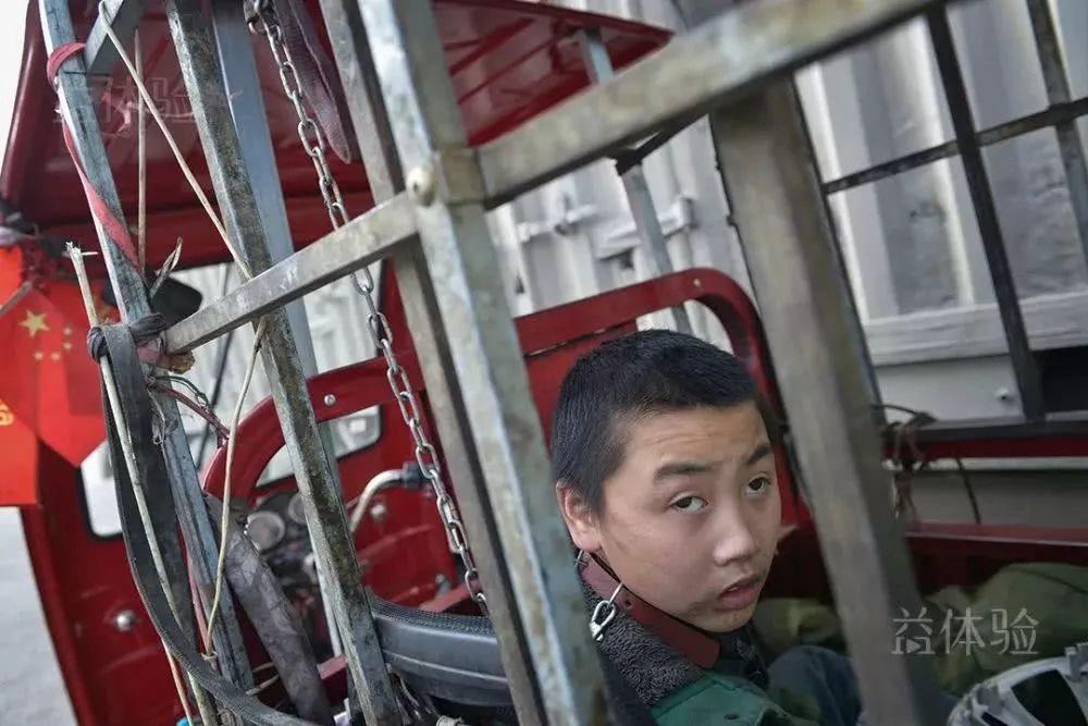 七年前,我拍了“铁笼父子”故事,可惜他们命运未改变。__凤凰网