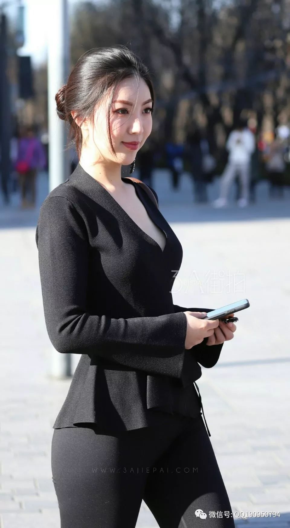 街拍小姐姐拒做家庭主妇深v西服紧身裤变身性感女神