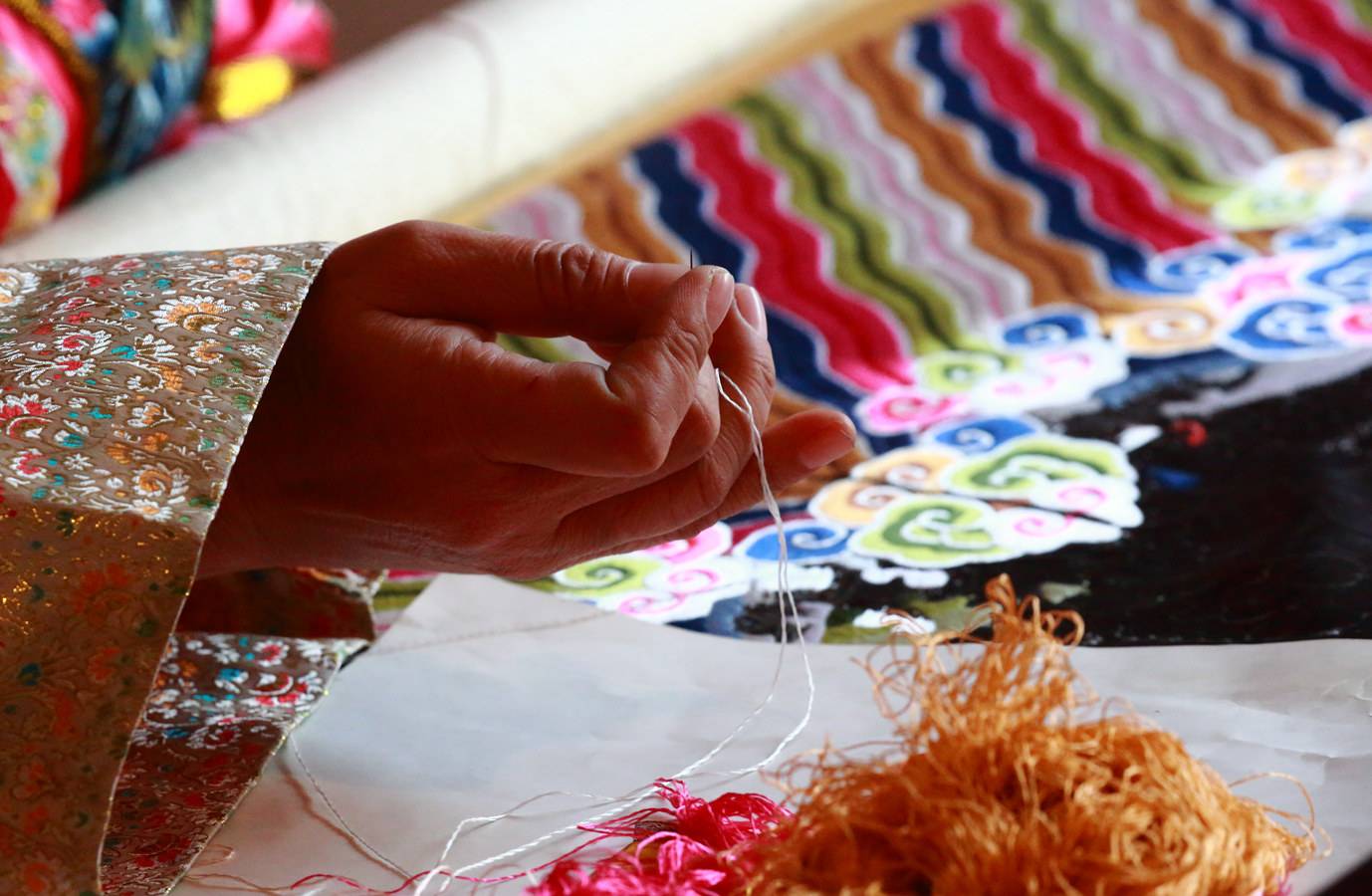 满族民间刺绣也早在2008年,列入中国第二批国家级非物质文化遗产目录.