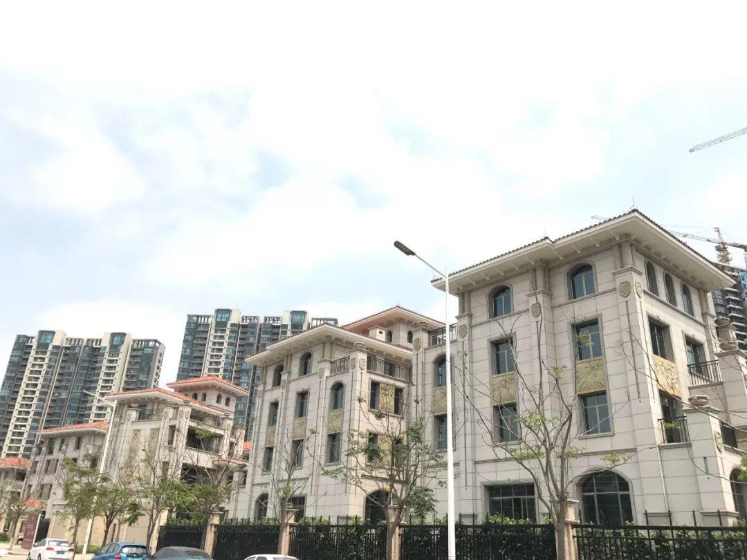 该项目推广名为远洋紫云台,主推别墅项目,位于广东省中山市后塘路,即