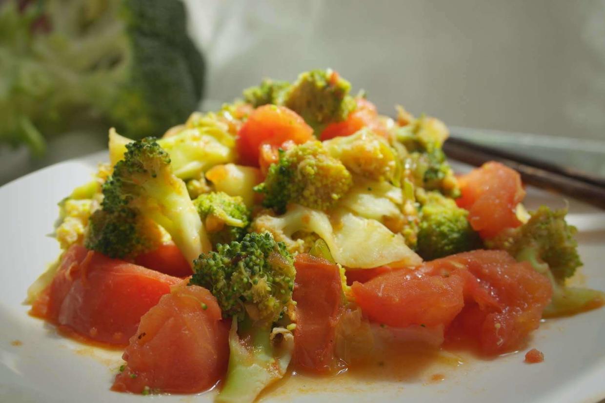 西兰花口感清爽,搭配西红柿的微酸,营养丰富又好吃!