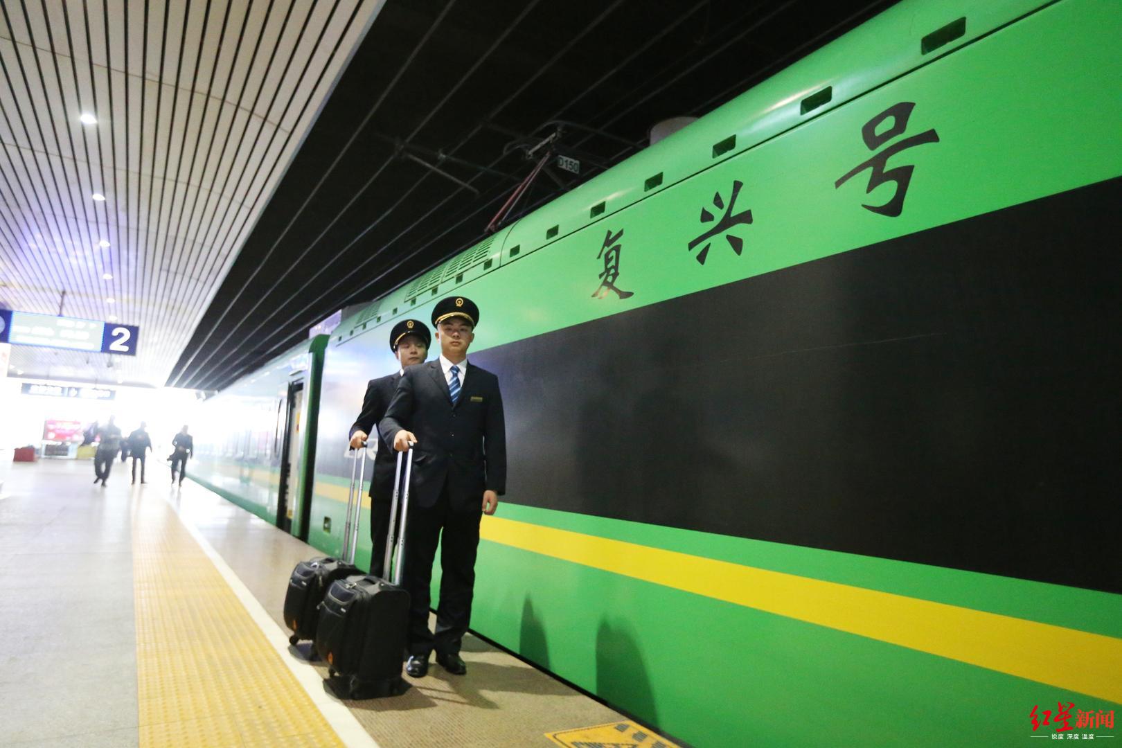 打开凤凰新闻,查看更多高清图片↑成都到兰州动车"绿巨人"首发10日