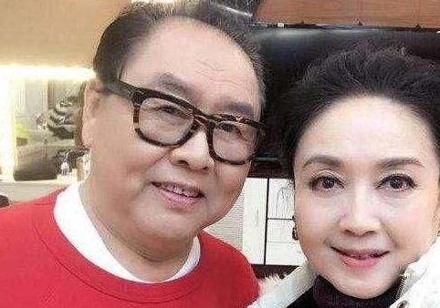 马德华的妻子侯玉敏比他小三岁,原是318光学仪器厂的工人,不仅貌美还