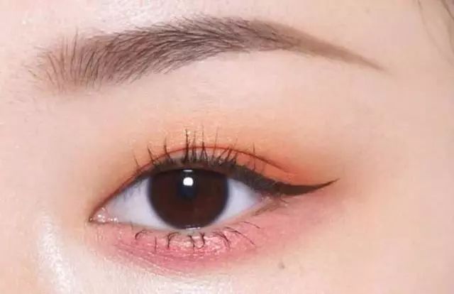 心理测试:哪只眼睛是真正的桃花眼?测你近期的桃花运有多旺?