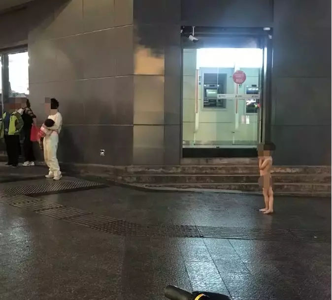 宜宾一小孩赤身裸体站在雨中亲生母亲冷眼旁观