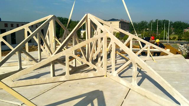 星河装配式建材快速建房第三天 楼顶封装完毕