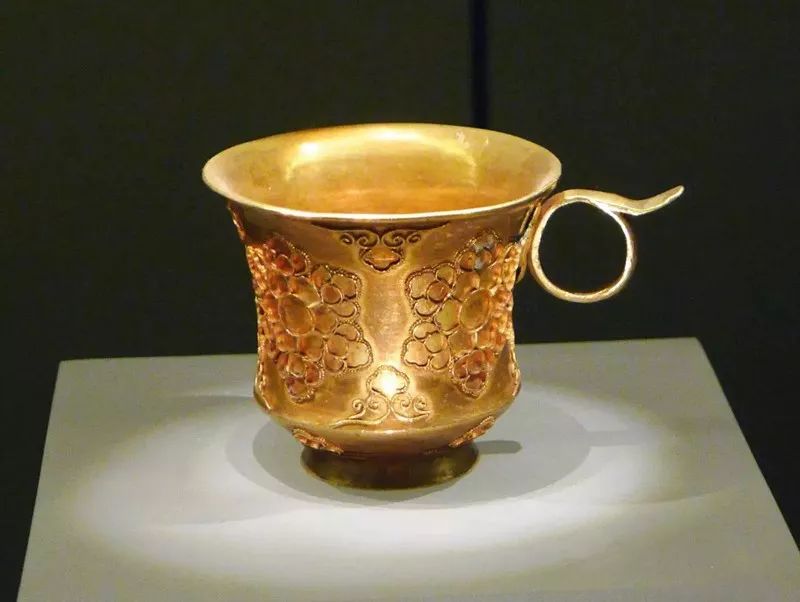 唐代 金筐宝钿团花纹金杯,陕西西安何家村窖藏出土