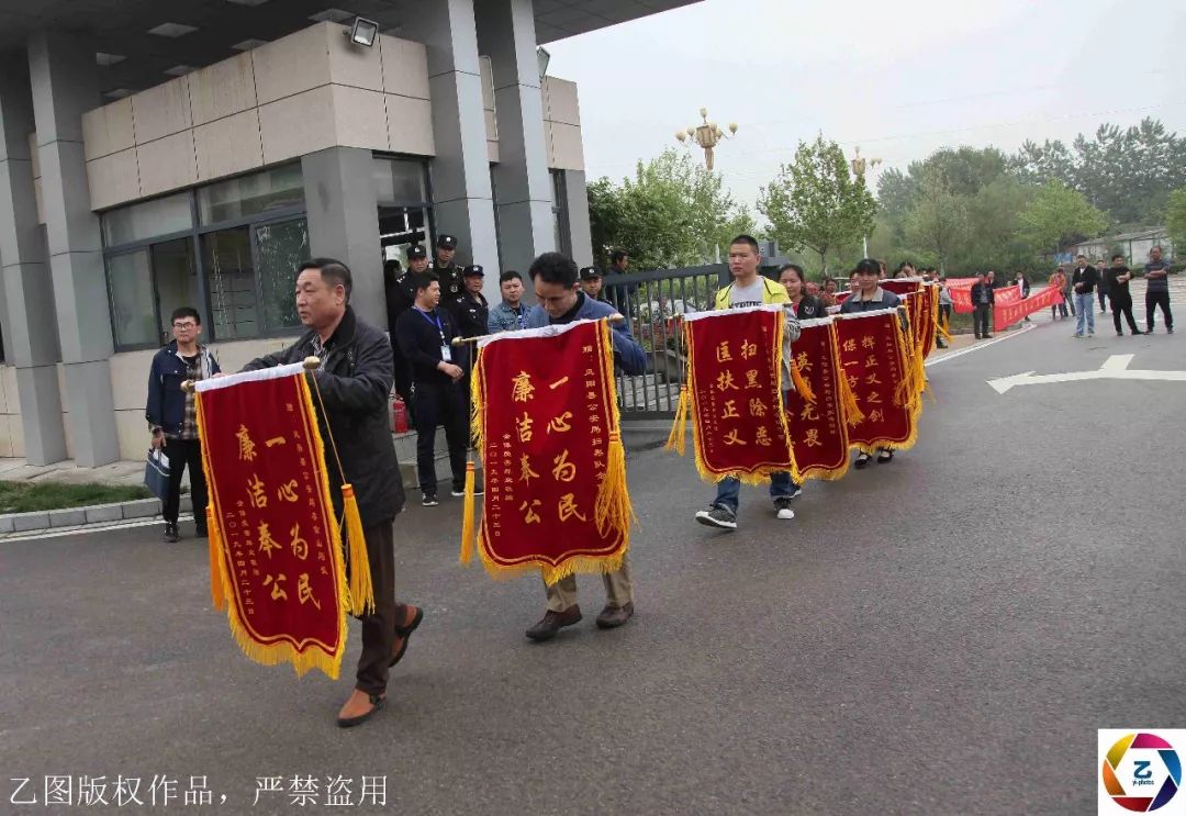 一个兄弟犯罪团伙被抓,群众拉条幅放鞭炮排队送锦旗,警方没想到