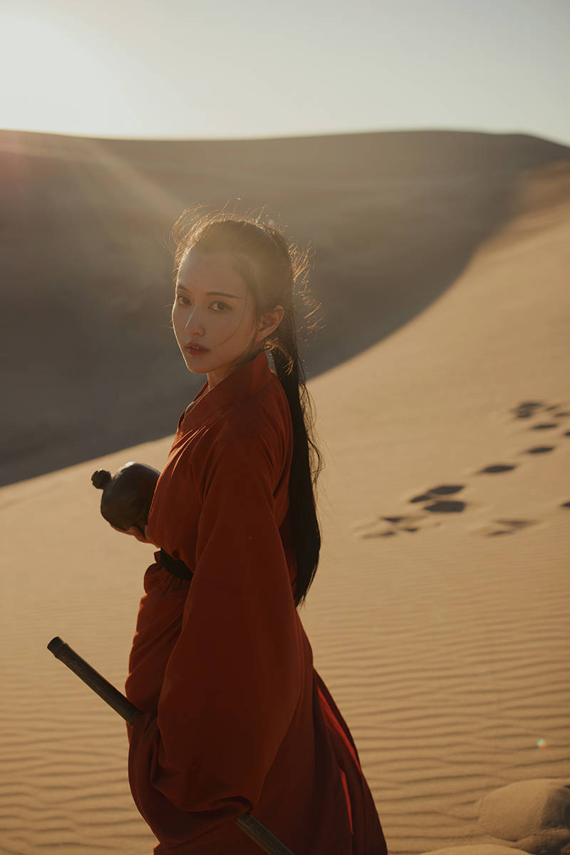 凤栖阁:古典美女-美人红衣大漠荒!__凤凰网