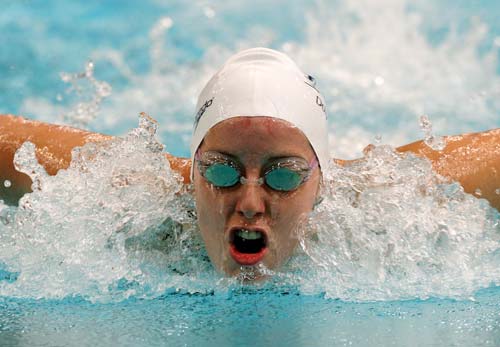 因为水压的原因,游泳的过程中需要承担一定的压力.