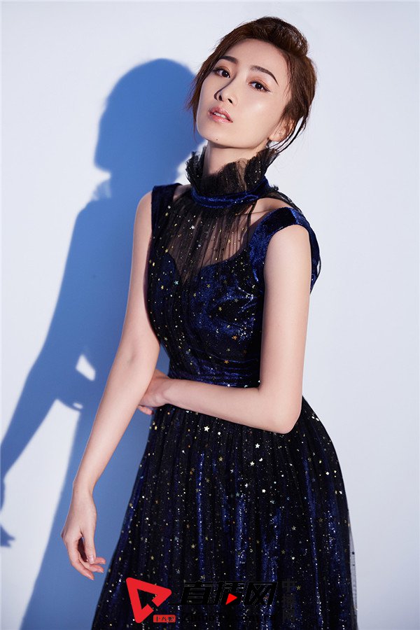 肖涵星空裙熠熠闪耀 锁骨吸睛尽显仙气