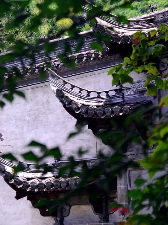 多用深浮雕和圆雕,提倡镂空效果,有的镂空层次多达十余层,亭台楼榭,树