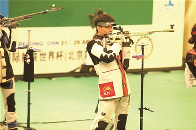 射击世界杯北京站男子50米步枪三姿比赛中,23岁的富阳"枪手"赵中豪以