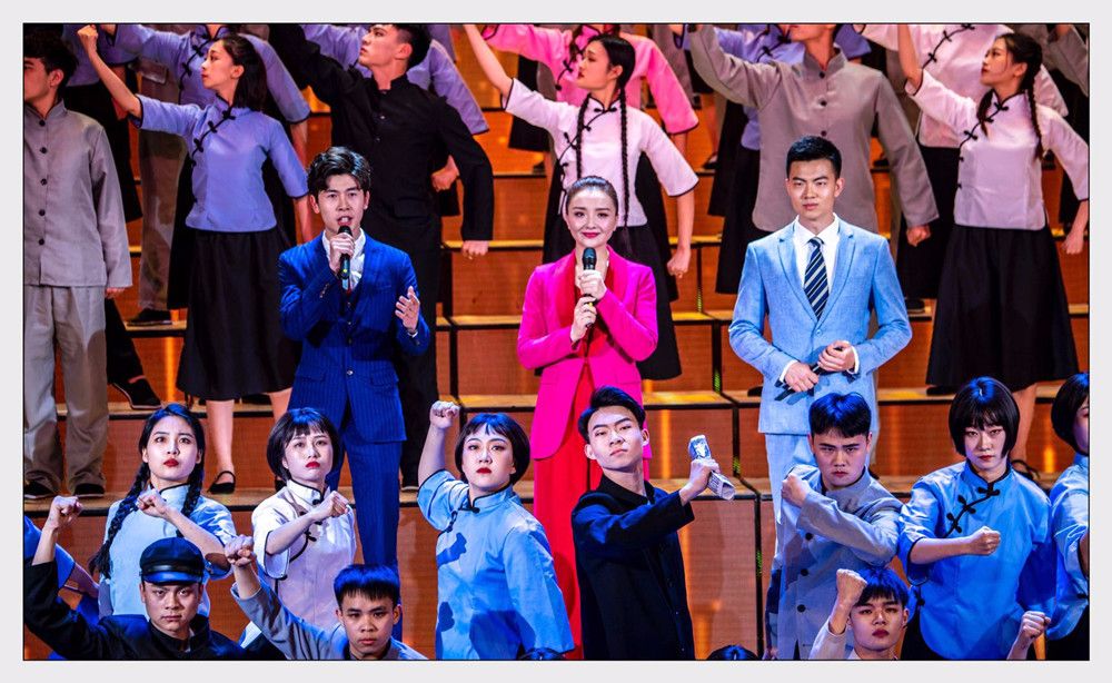 孙茜五四晚会朗诵《致先辈》 气势磅礴有感染力__凤凰网