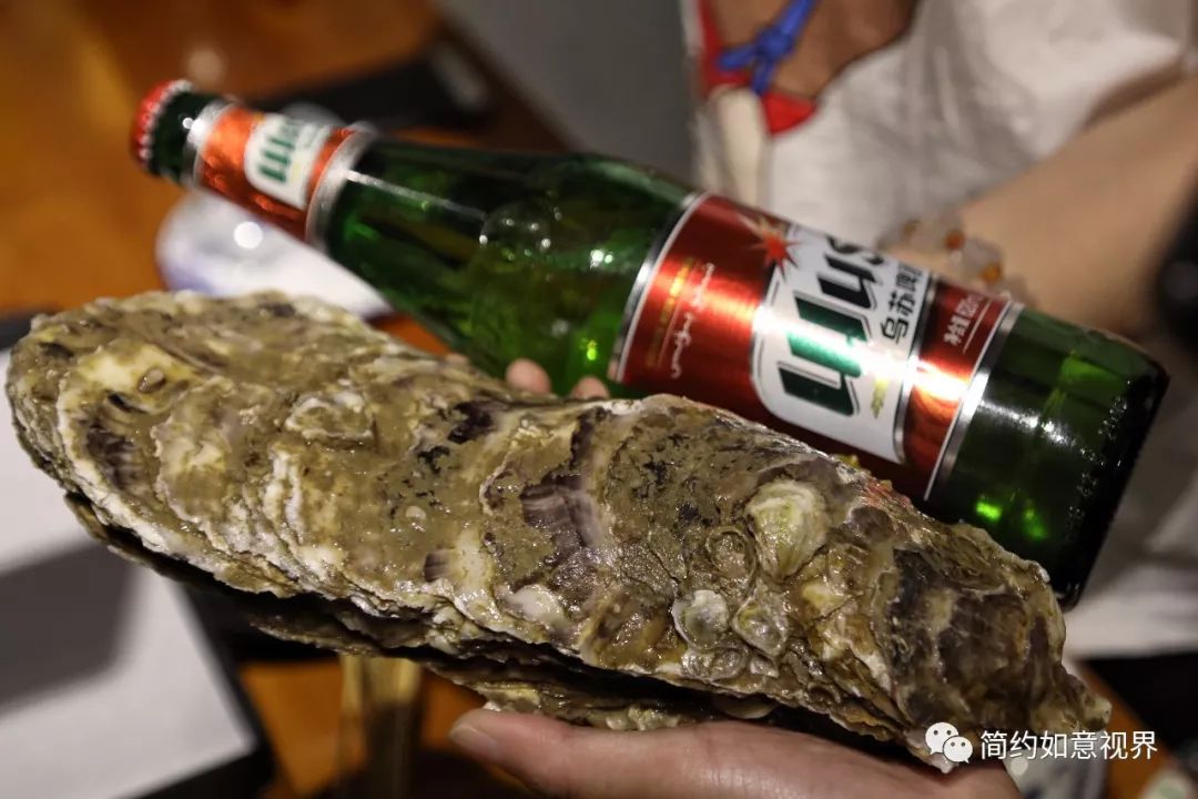 大生蚝:更大!有多大?拿瓶啤酒来比比.