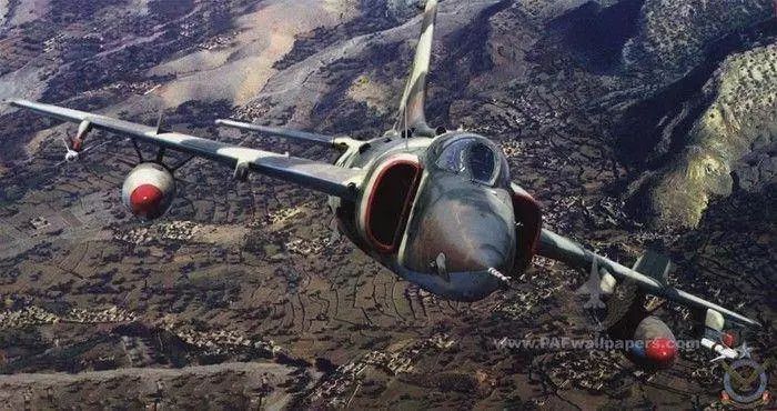 如何评价中国空军的老将:强-5攻击机?答案:空地一体,攻防兼备!_凤凰网