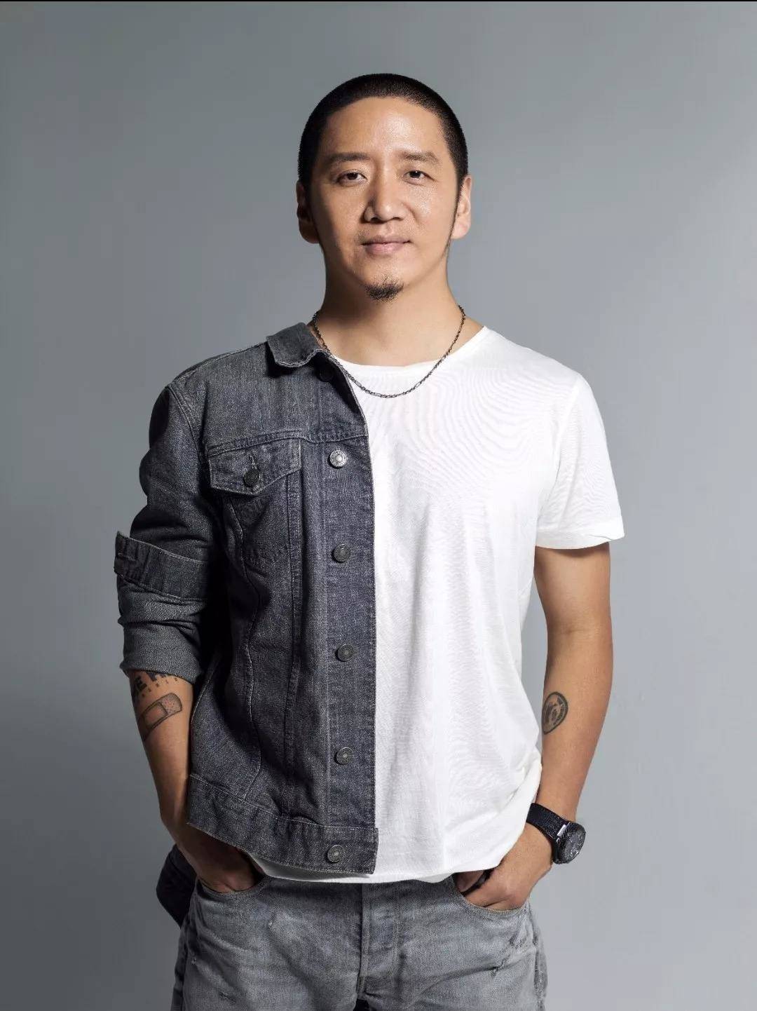 《群发的我不回》,其实郝云的城市民谣独具特色,在北京居住多年的他