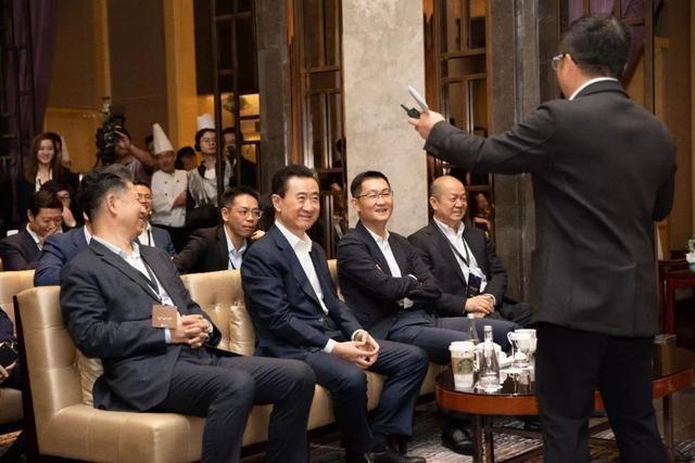马化腾与王健林一起逛街这是跟马云杠上的节奏