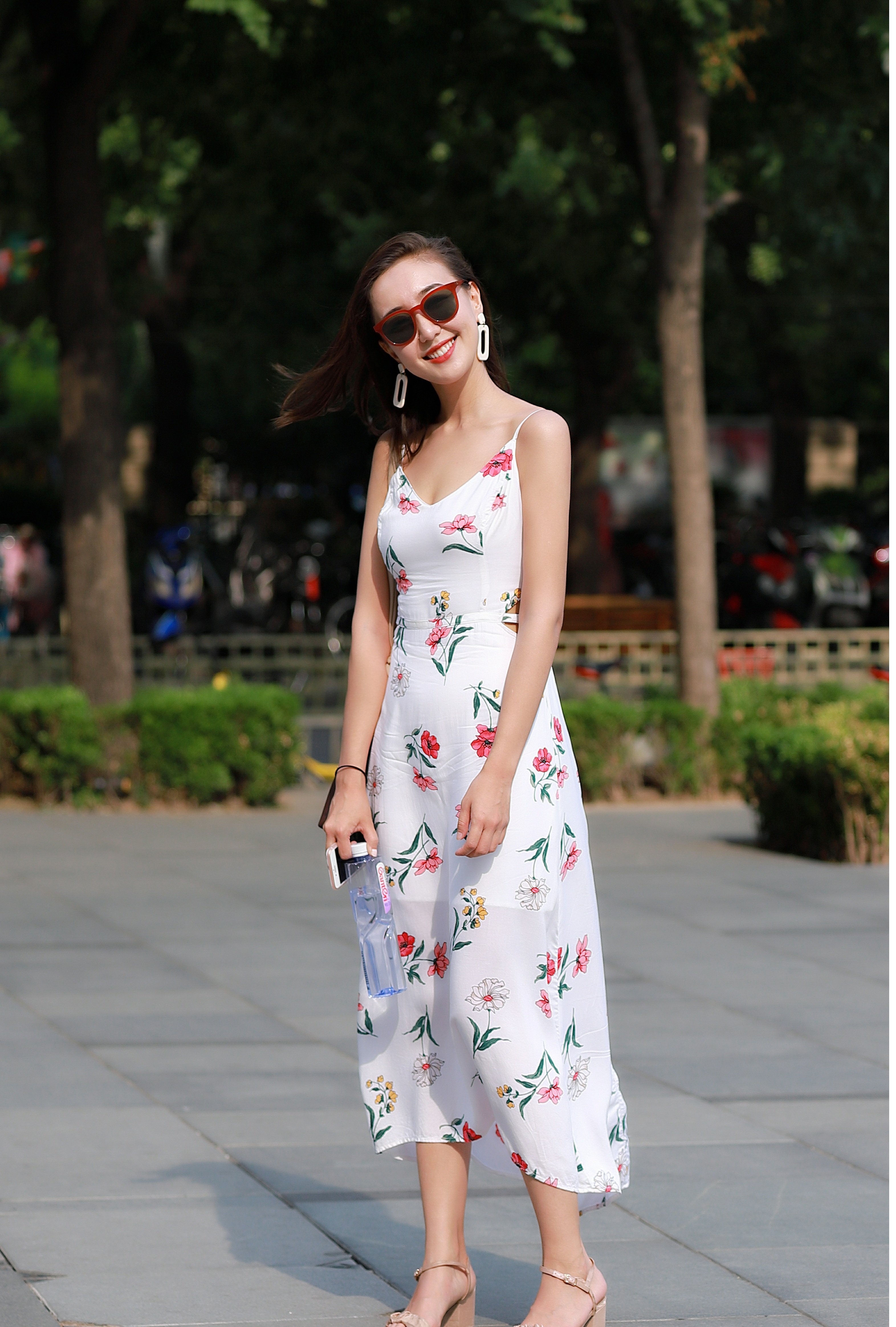 北京街拍2019年5月姑娘们穿的很清凉呀