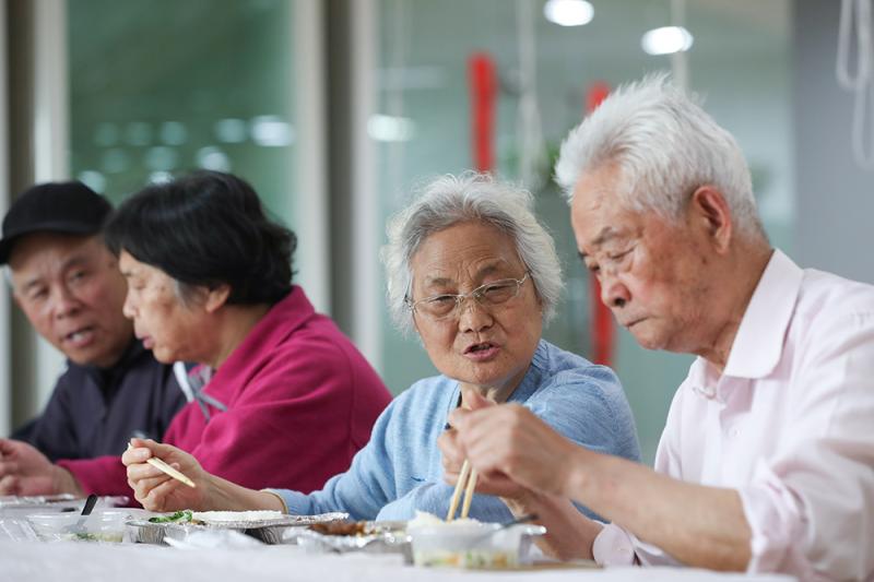 杨浦现老年版"乐活空间",12元吃营养餐9.9元包月健身