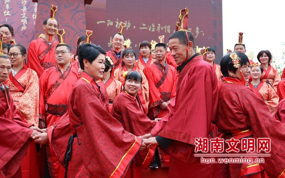 金婚夫妇行执手礼.图片来源:湖南文明网 记者 彭团 摄