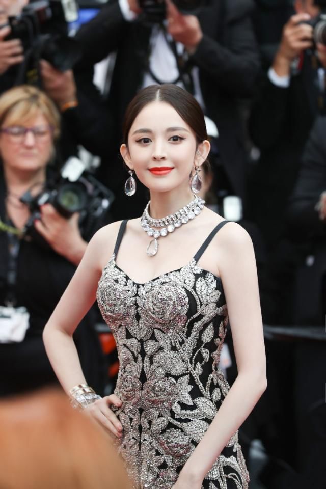 古力娜扎戛颜值身材无懈可击四套造型闪耀戛纳