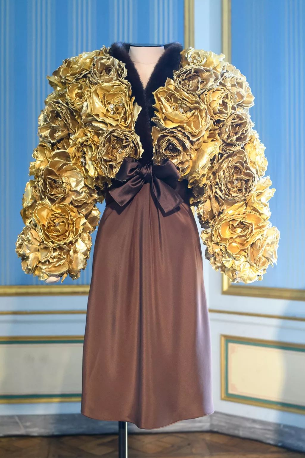 设计的紧身型造型,突显成熟女性的魅力,是礼服设计常用的一种表现手法