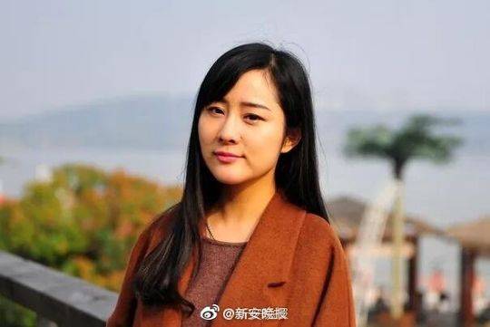 安徽无臂女孩用脚书写铿锵成粉丝600万励志妹