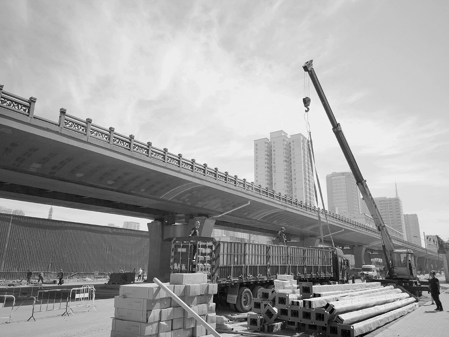 5月20日,太原市双塔寺街高架桥施工现场,施工人员正在进行灯杆吊装