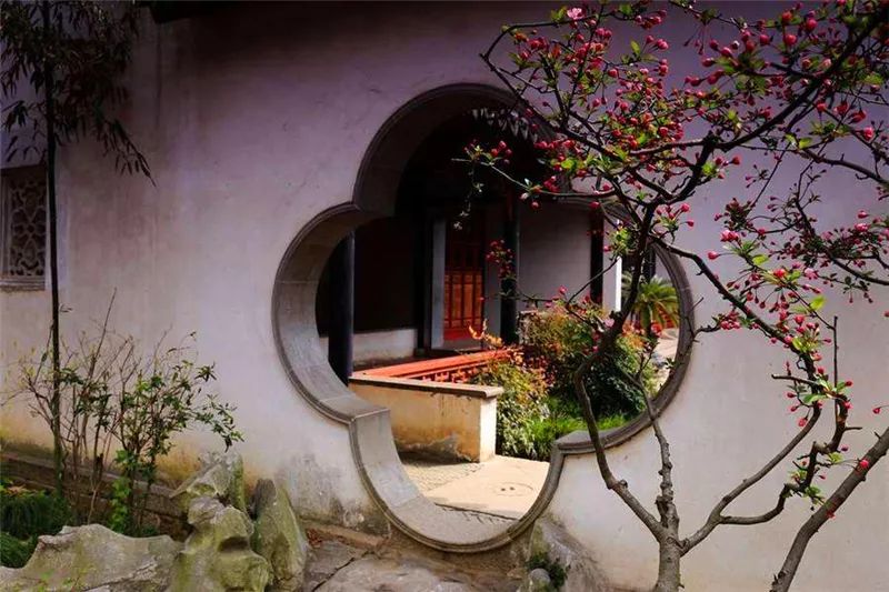 园林粉墙花影自重重