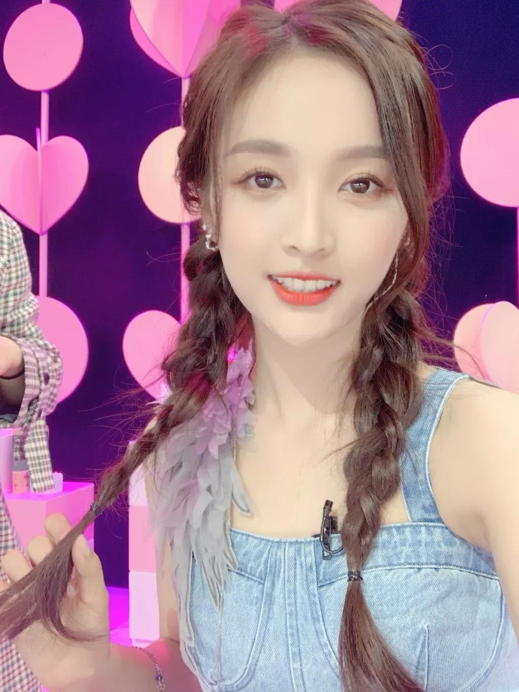 扎上双马尾也立马萌了起来,而且她很有心地在头发侧边加入了编发,这样