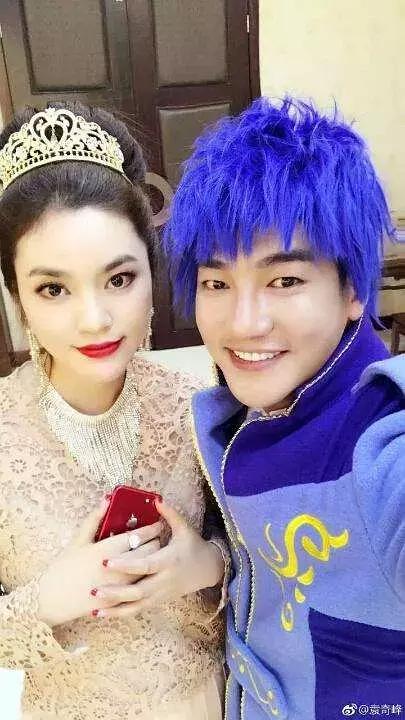 游乐王子现身商演,胖了不少有点像李敏镐,魔仙女王完全没变样子