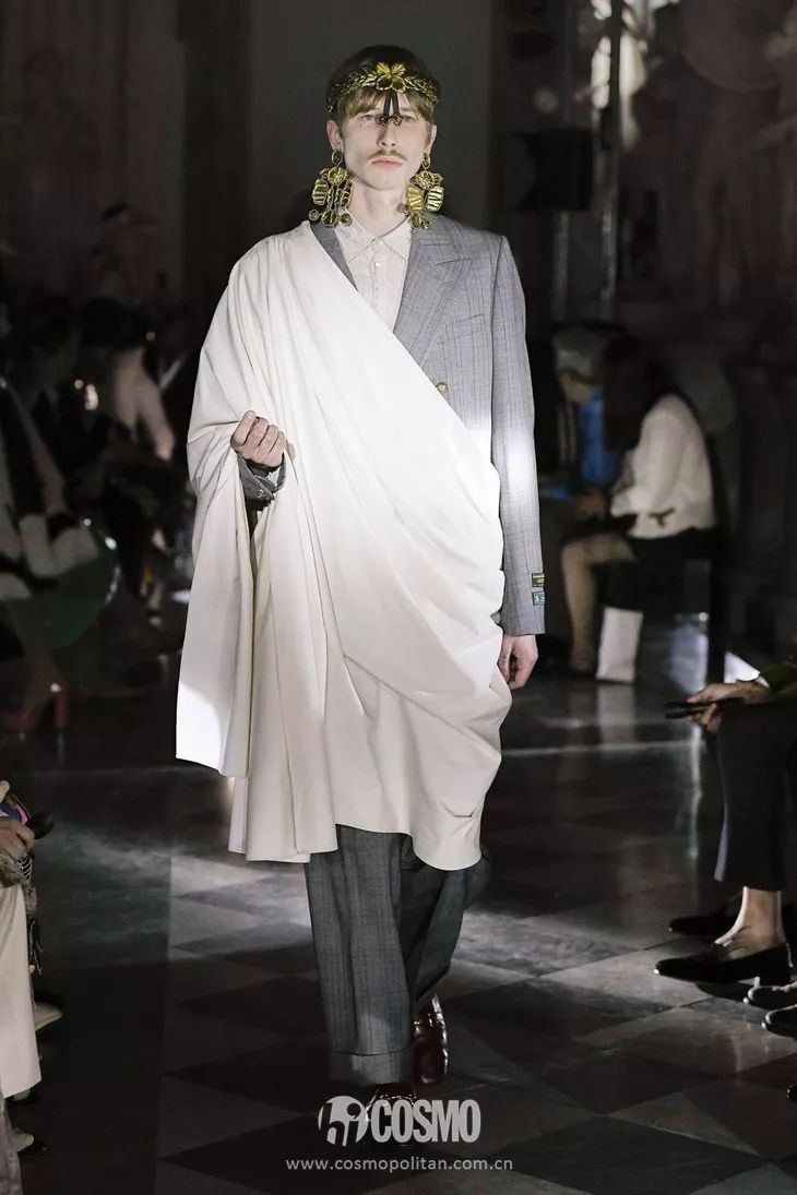 下面两件裙子则很像罗马时期的内穿服丘尼卡(tunica).