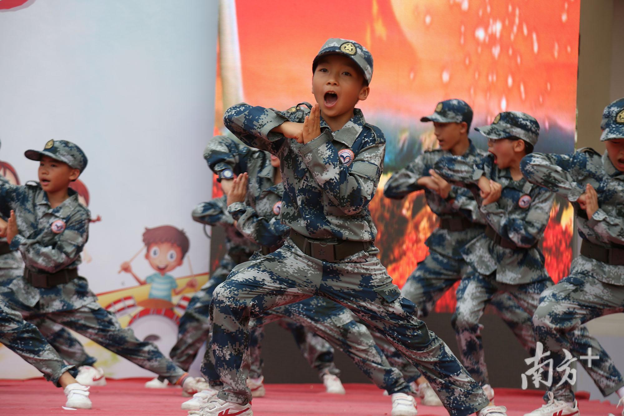 孩子們表演《軍體拳》.