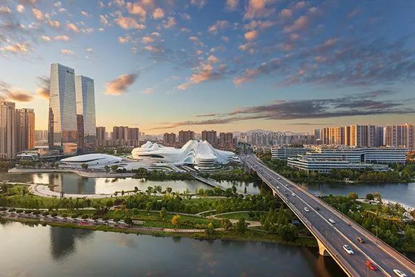 中部最大湿地,有着长沙最好的生态底牌,往北一点的滨江新城,市政府来