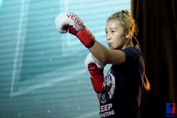 颜值惊人的张思雨今天正式被这家豪门签约