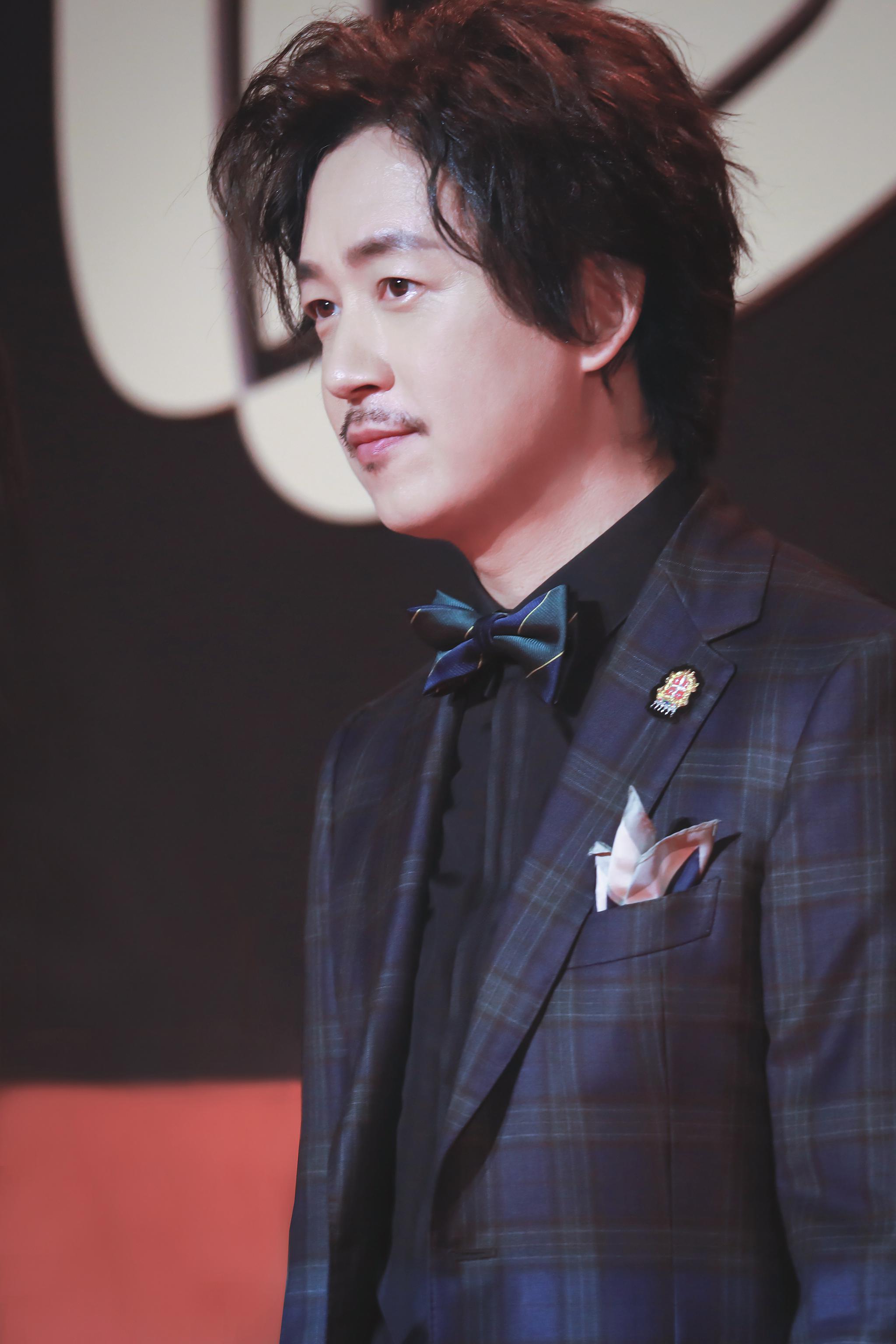 潘粤明蝉联网剧最佳男演员 胡八一小胡子撩过陈玉楼__凤凰网