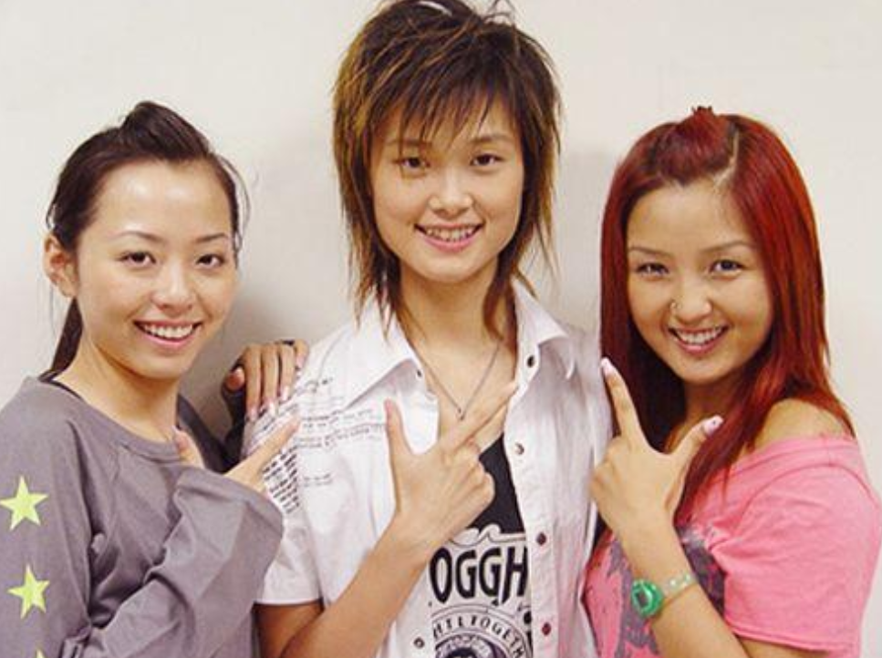 05年的超级女声里面,李宇春,周笔畅仍然还是单身,但是何洁已经是3个
