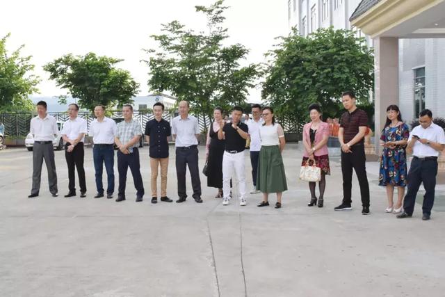 梧州市委常委统战部部长钟碧珍调研服务非公有制经济企业